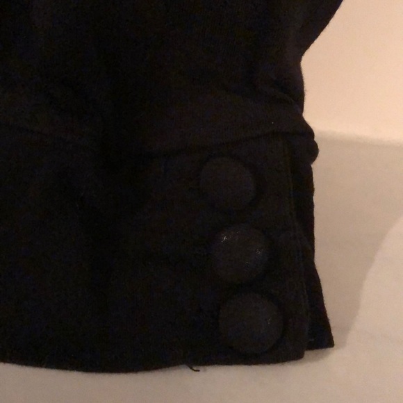 Groggy black t-shirt with feather print. - Picture 3 of 7